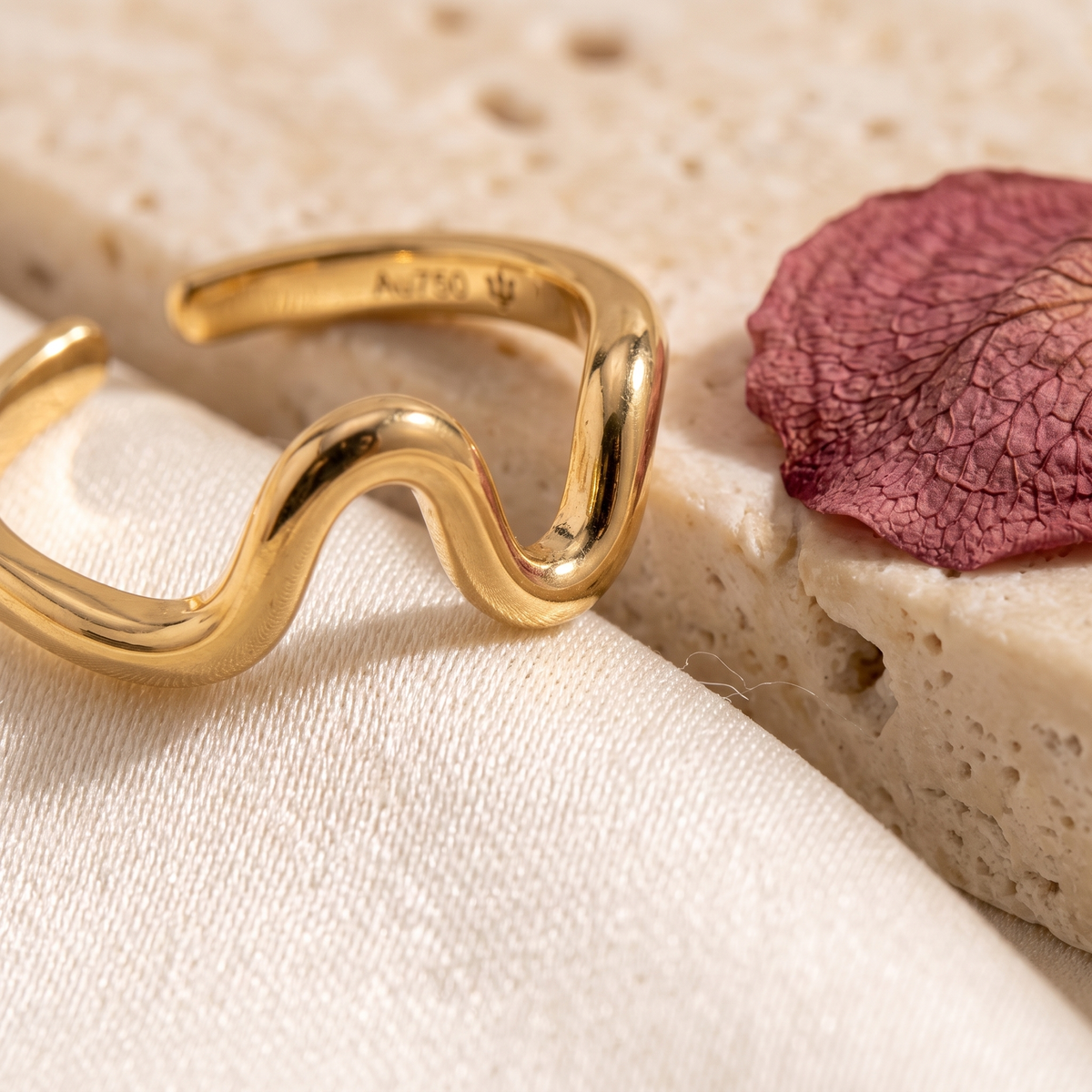 Onda Wave Ring - detail - Rose & Giovanni