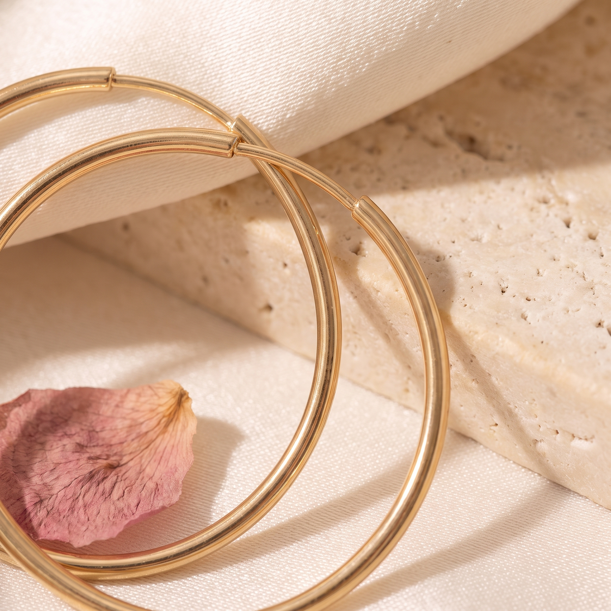 Essenziale Thin Hoops - detail - Rose & Giovanni
