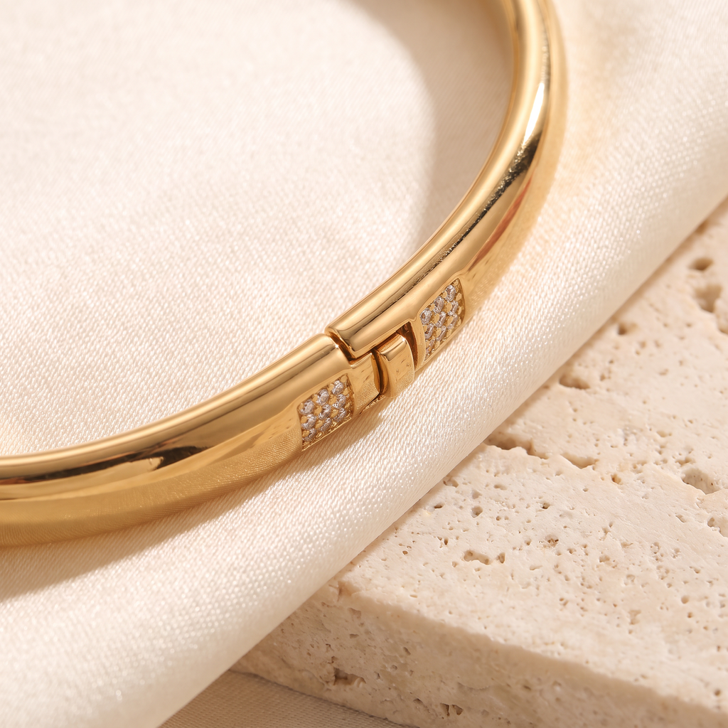 Liscio Open Bangle - detail - Rose & Giovanni