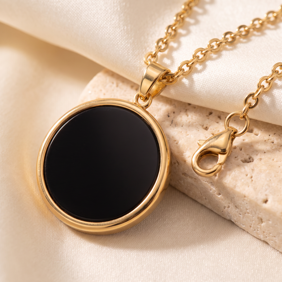 Giovanni Onyx Disc Pendant - detail - Rose & Giovanni