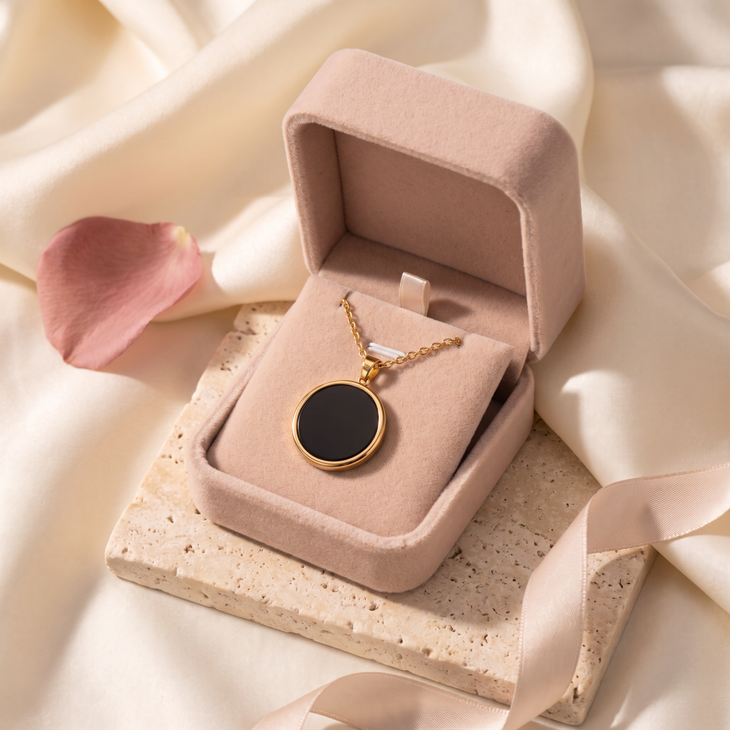 Giovanni Onyx Disc Pendant - gift box - Rose & Giovanni