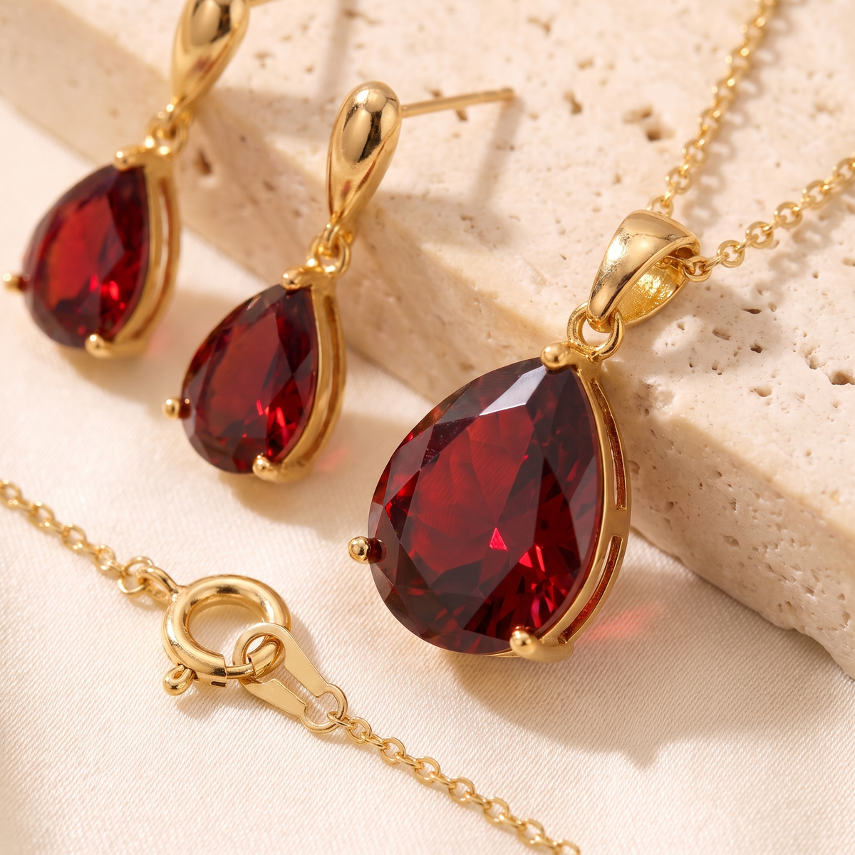Rubina Red Stone Jewellery Set - detail - Rose & Giovanni