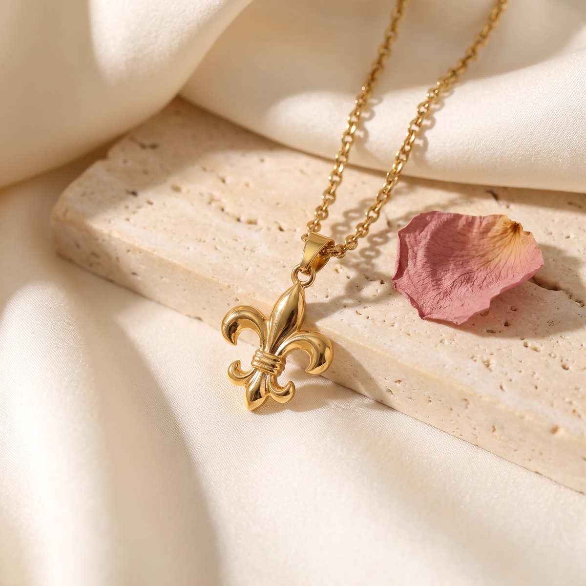 Giovanni Fleur-de-Lis Pendant - Rose & Giovanni